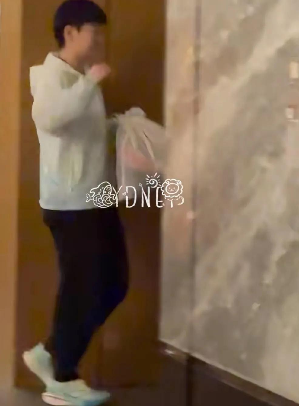 昨晚刷到去酒店洗衣房送洗衣服的孙颖莎，꒰* ॢꈍ◡ꈍ ॢ꒱
透过洗衣袋看到了莎莎
