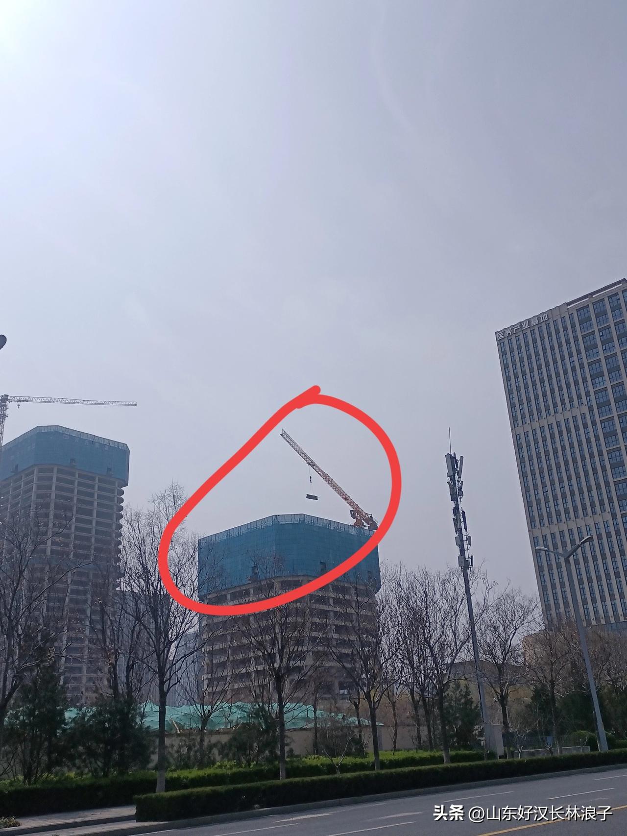 齐鲁之门复工忙～～北塔貌似白加黑赶～～