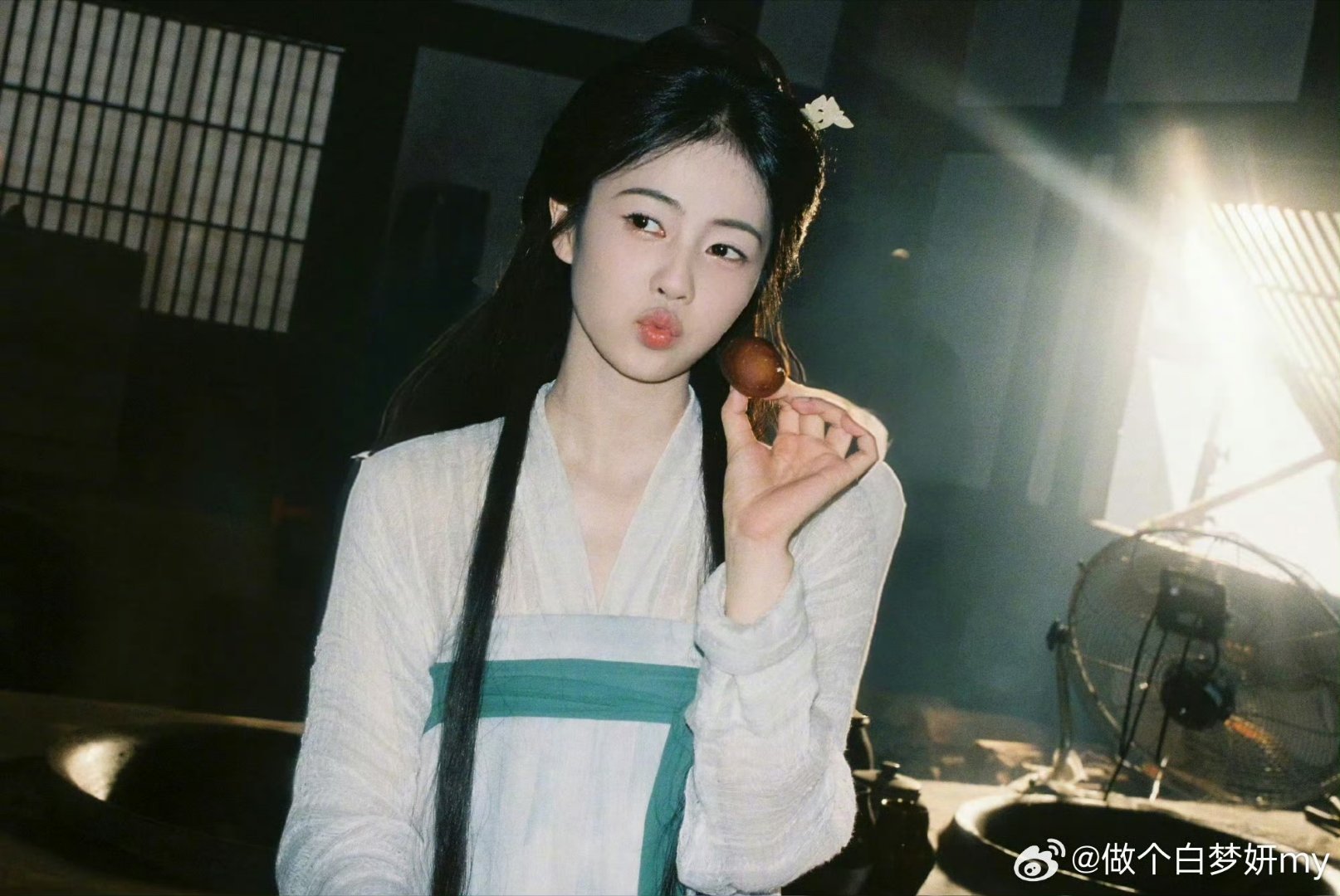 莫离白鹿给丞磊染发无言相伴灯下染发，眼底离愁胜过千言万语，青丝寄我满心期许白鹿