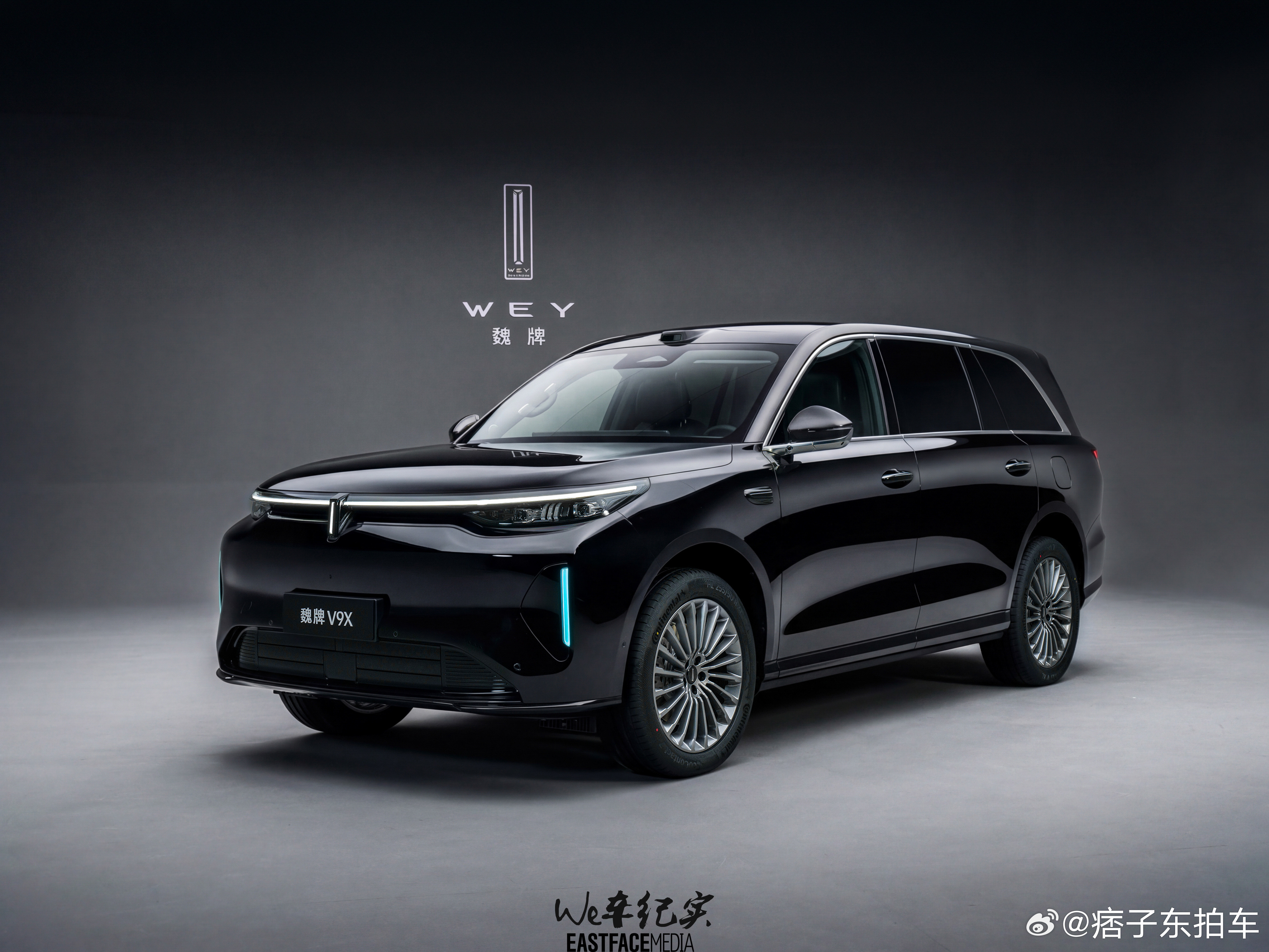 魏牌V9X给我的第一感觉，从设计风格到配色都跟之前完全不一样了，简洁、大气、华贵