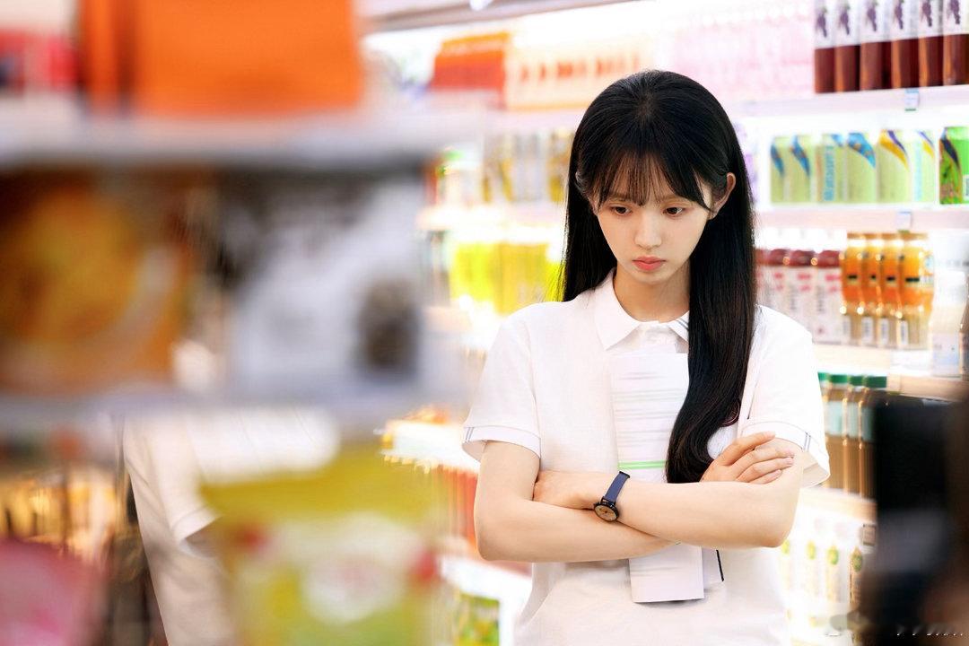 天才女友原著女主没有被孤立看完改编的一些片段难免会觉得遗憾。原著的故事偏向平缓细