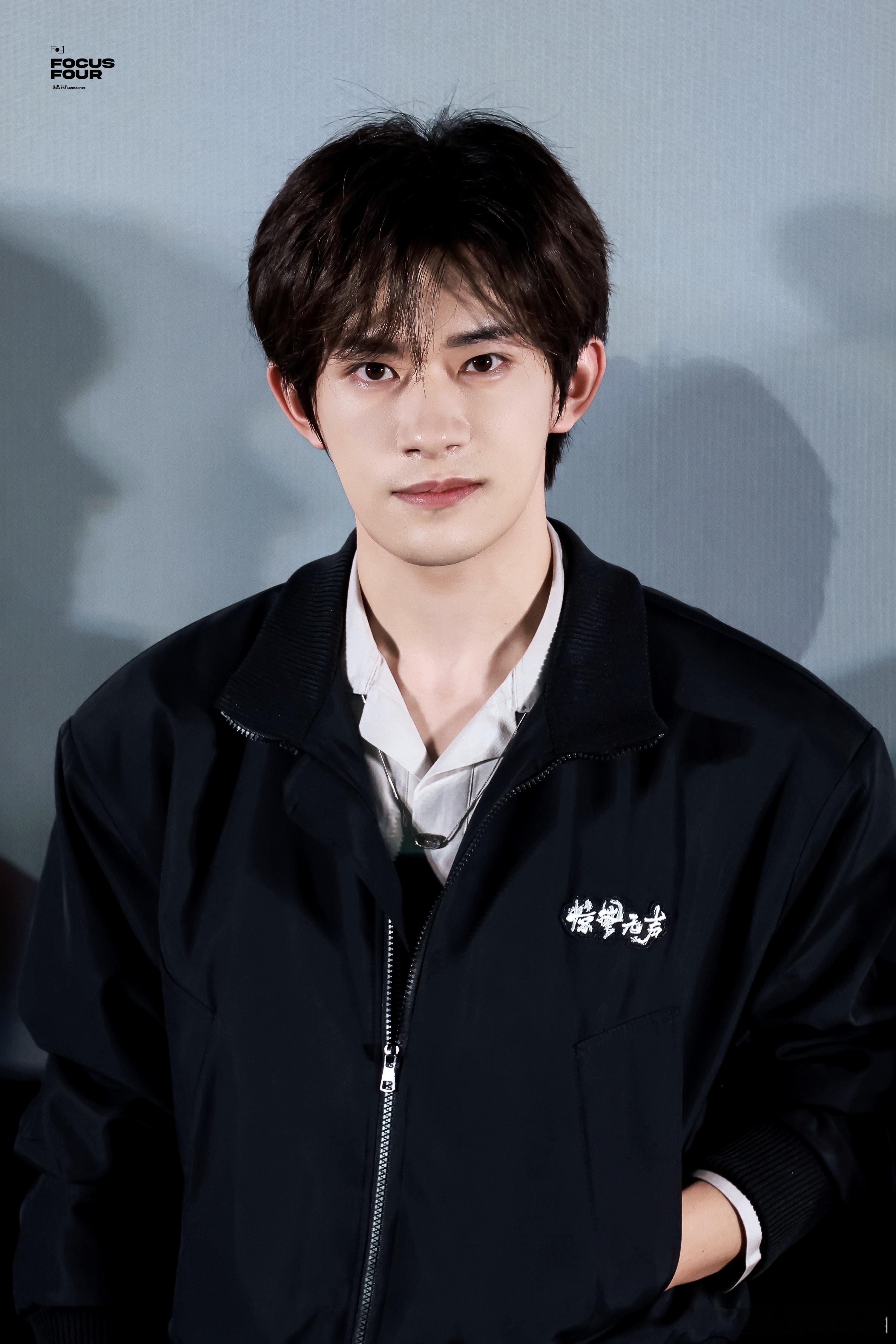 易烊千玺笑得人心都化了被双暴击甜晕！小朋友奶音说要写《惊蛰无声》进寒假作文，还伸