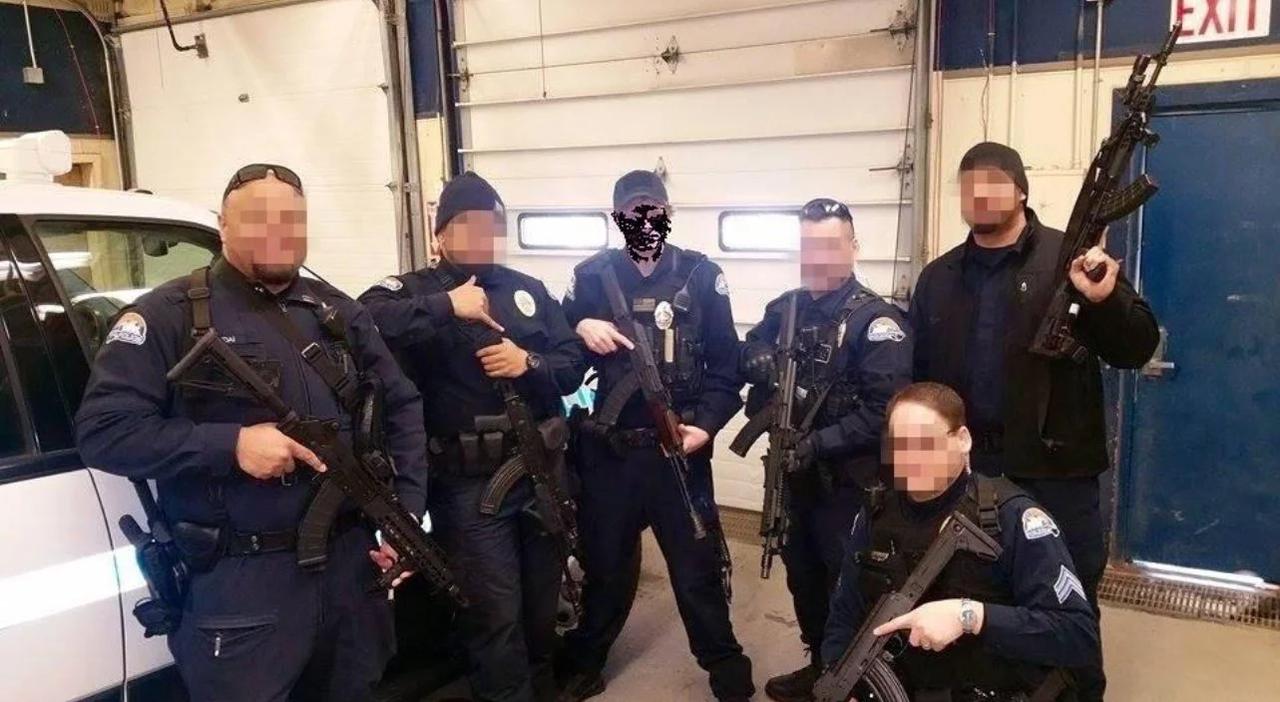 美国 克雷布斯定制 AC-15 Mod2。

北坡区警察局警员均配备 Krebs