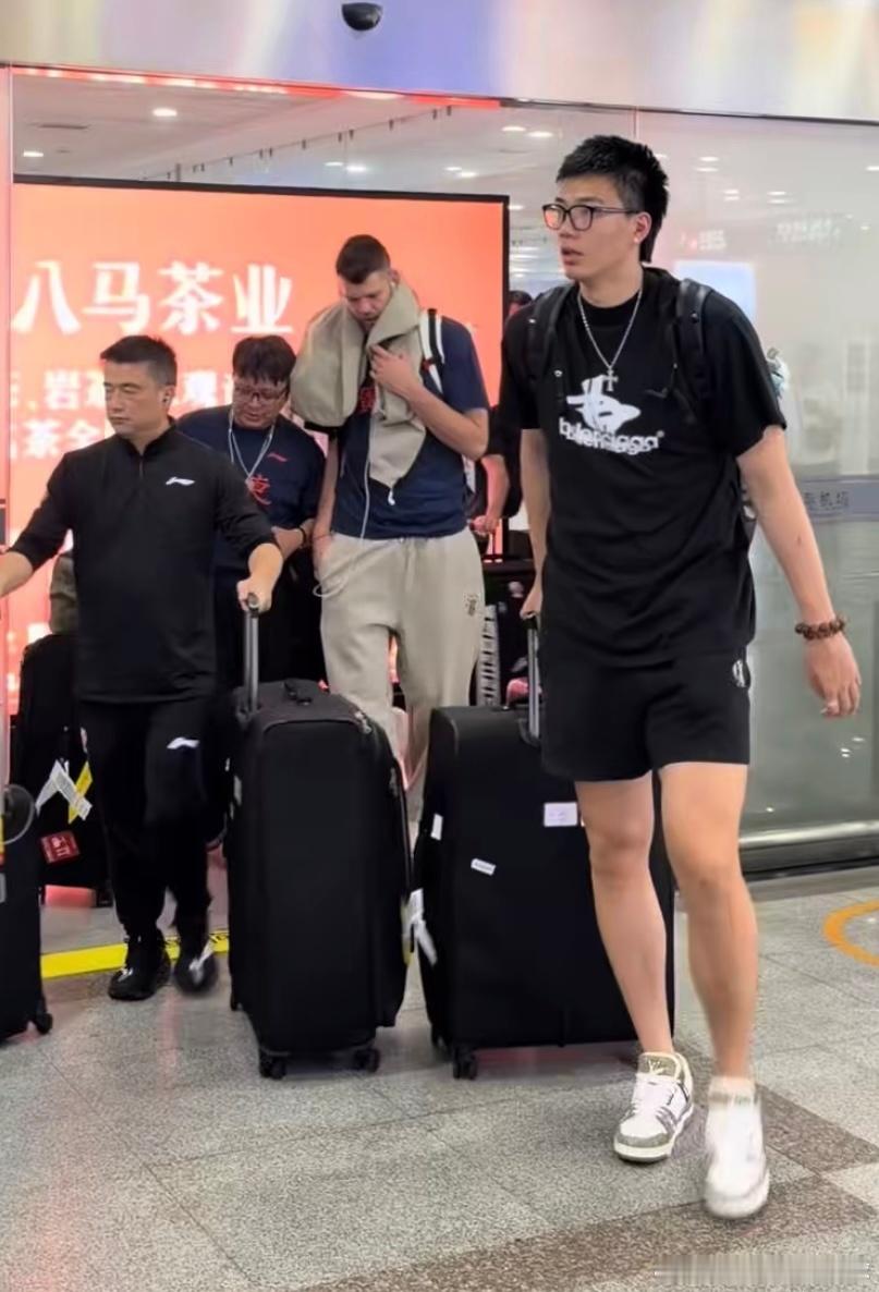 无缘前四！广东宏远抵达福建备战收官战！4月23日，广东宏远全队飞抵福建泉州，备战