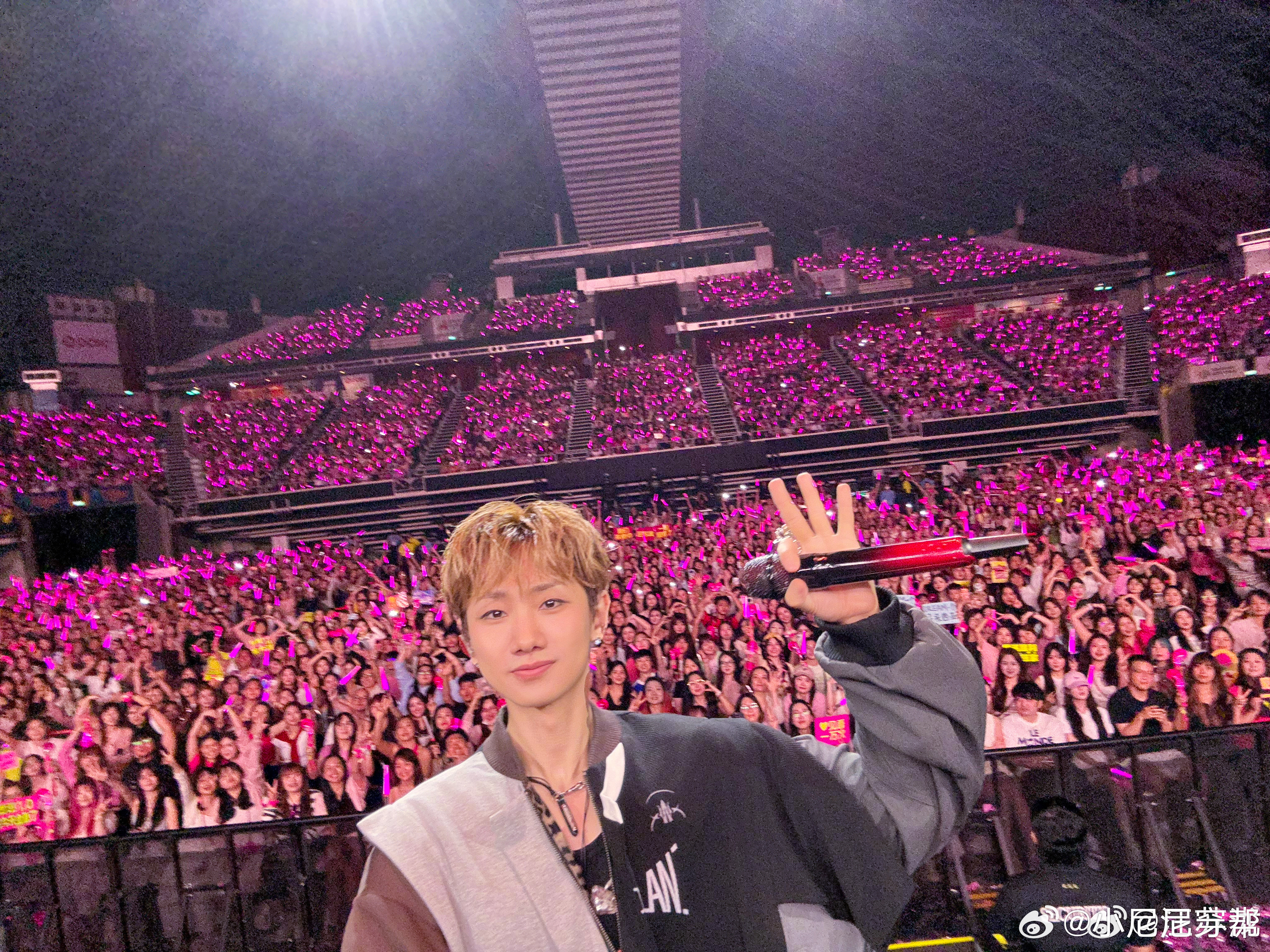 汪苏泷新歌深奥问题全场大合唱 汪苏泷舞台实力绝了，新歌首唱万人大合唱，瞬间氛围感