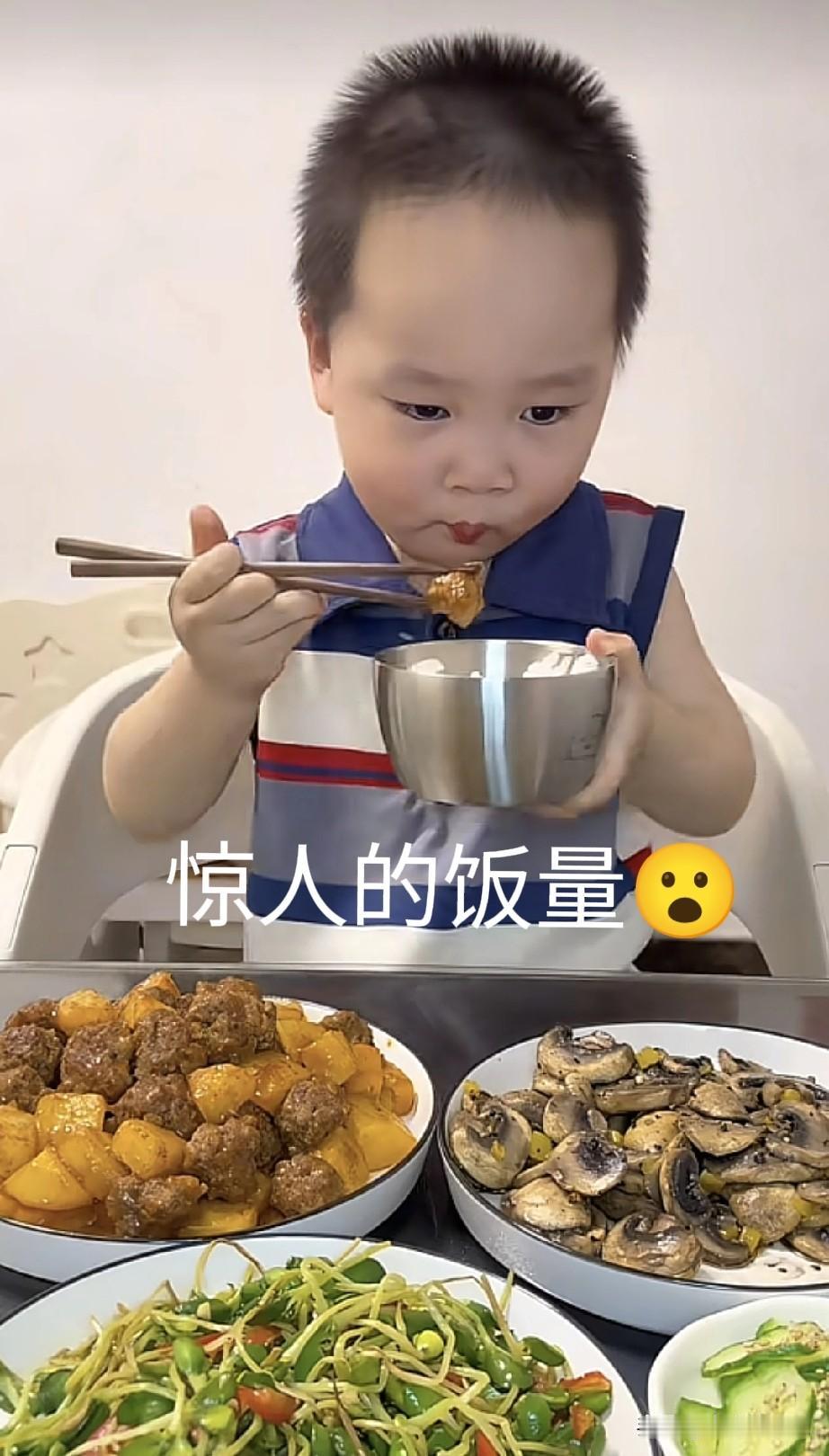 米乐妈妈跳进黄河也洗不清了，
网友都说她儿子是侏儒，
年龄也作假，性别也被质疑。