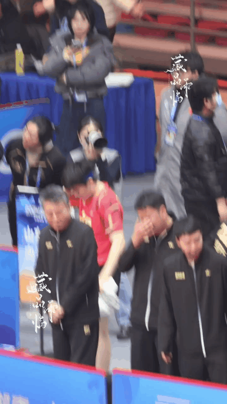 大头擦个头发都快把脑袋晃晕了，站在那一直甩。
这张脸跟着他也是老遭罪了，毛巾叠好