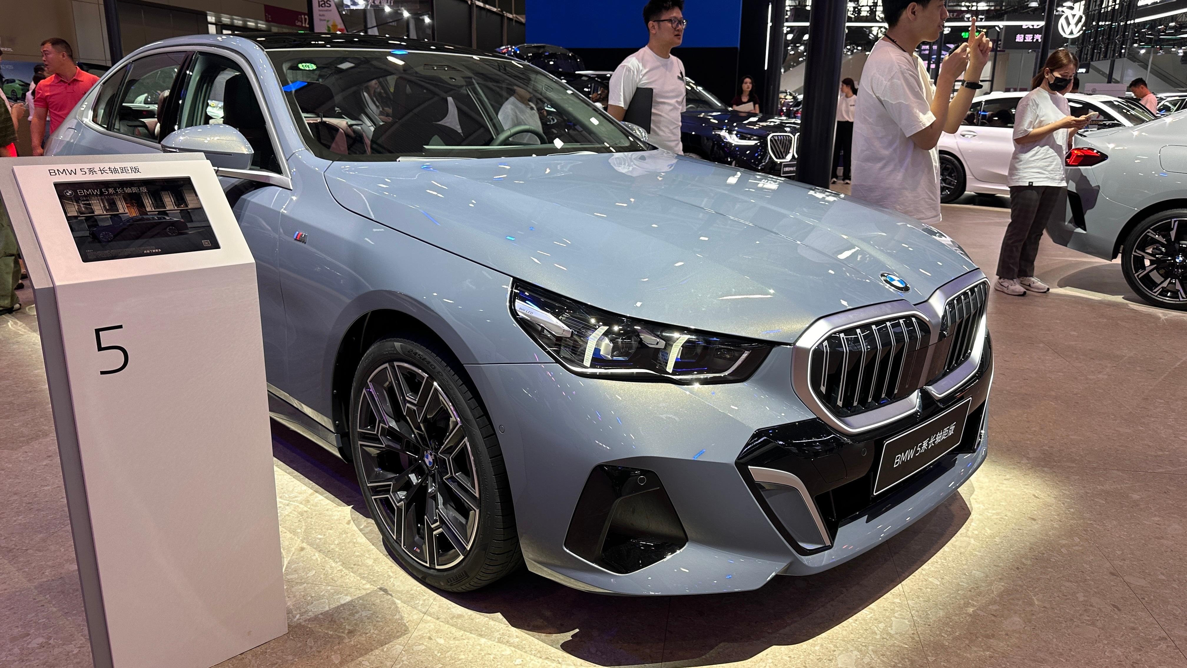 2025粤港澳大湾区车展 宝马展台bmwsky超话今天车展不会人潮汹涌，适合观展