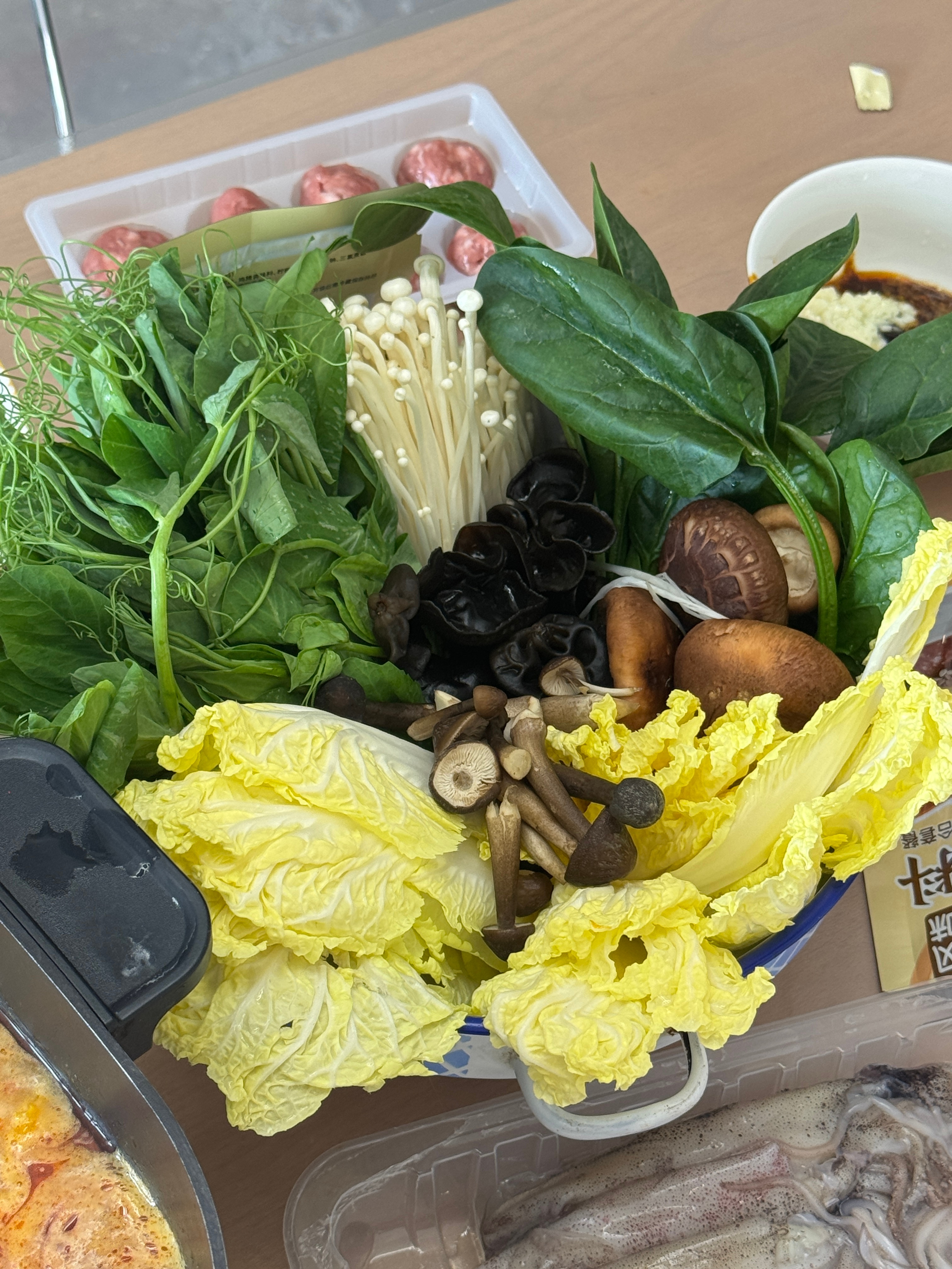 谁能想到去海南旅游都没吃上的糟粕醋火锅，居然在姐姐家吃到了！第一口直接被惊艳到，