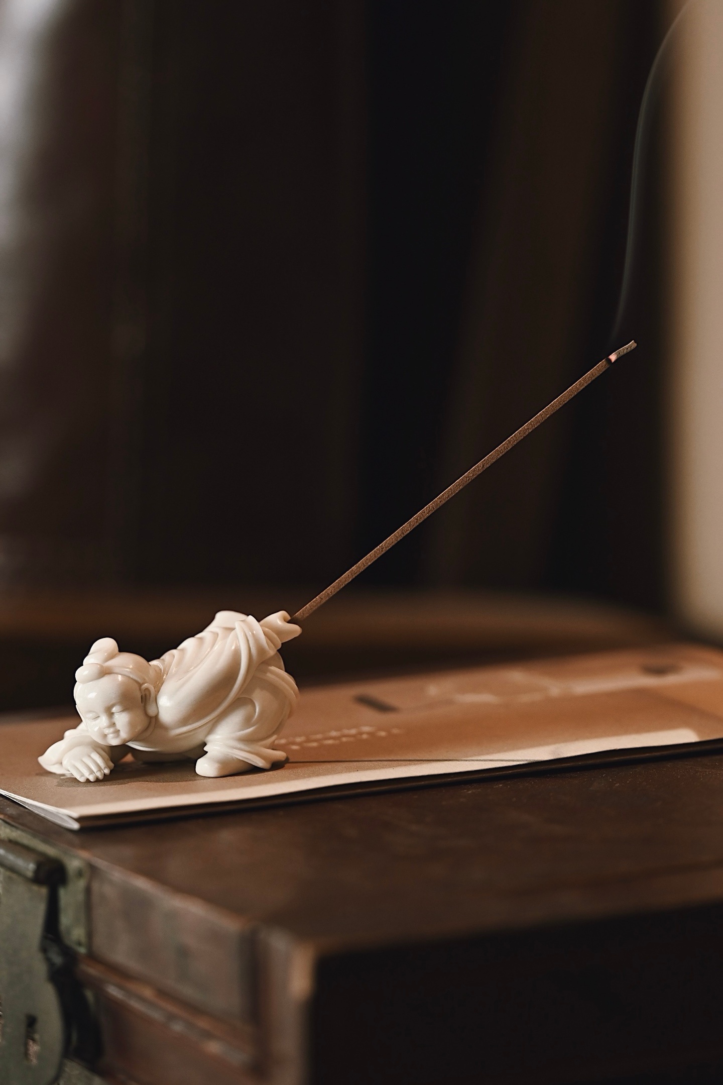 鹿角 | 童趣 香插择料凝润，巧雕童子生动活泼，一手向后，手部可置线香，观赏趣味