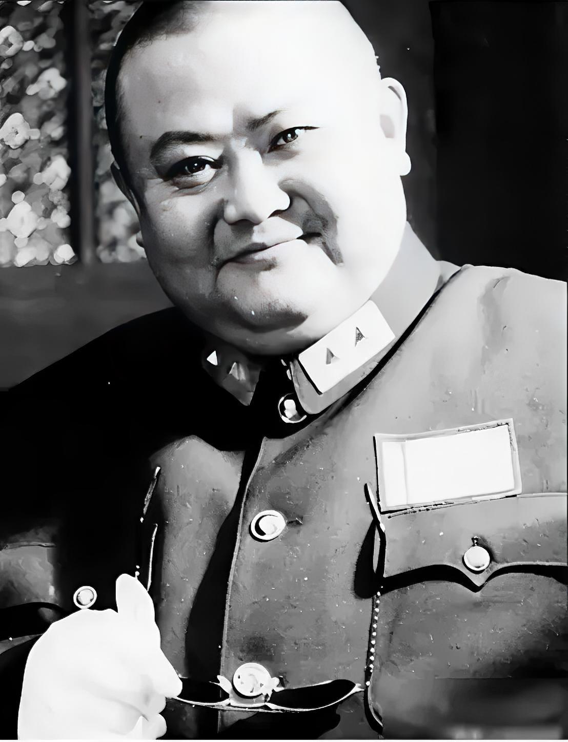 1927年冬，杨森宴请手下师长范绍增，准备趁机将他除掉，范绍增察觉不对，连夜乘坐