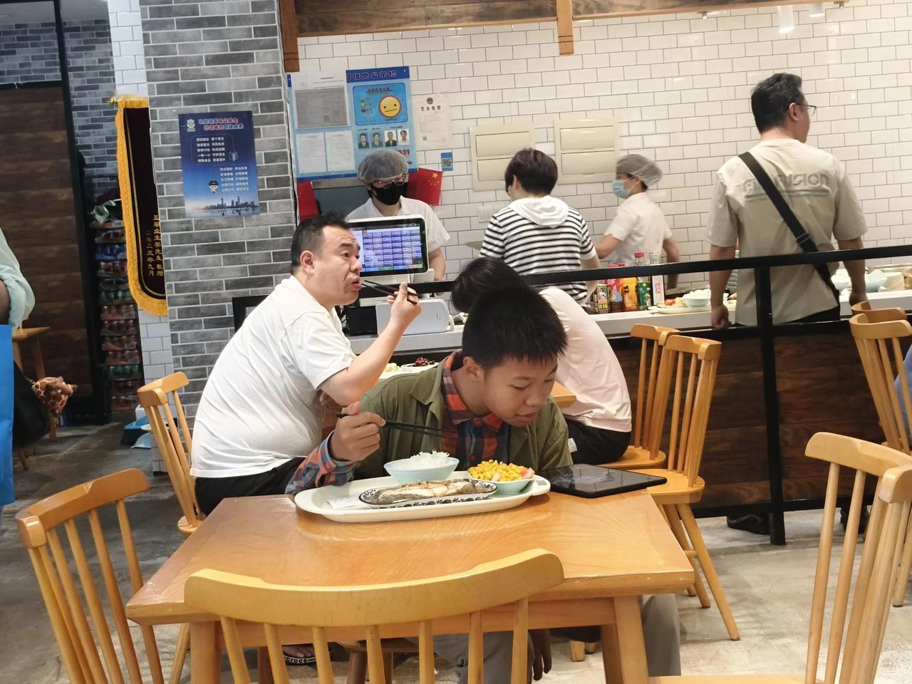 #陪娃的时光#

上午陪小孩在外面上辅导课。中午在附近的大食堂吃饭，一盆清蒸鸦片
