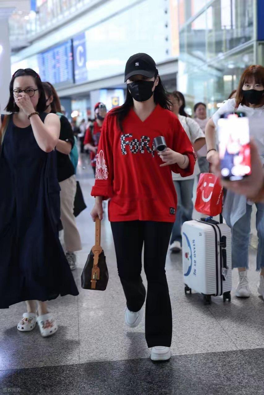 钟欣潼现身机场，中年男人的“白月光”，为什么总是逃不过渣男呢 ​​​