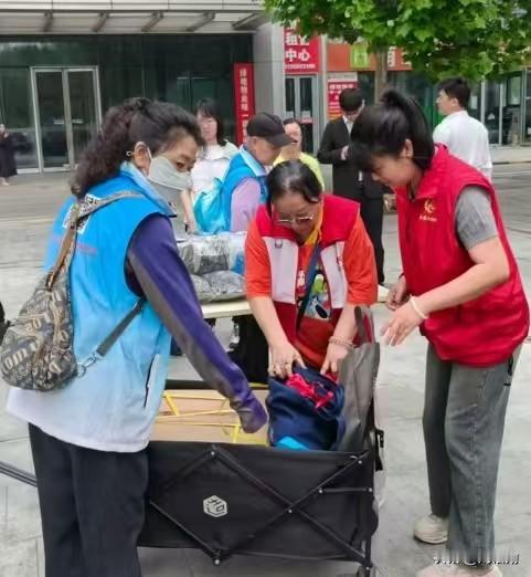 上海的公益性岗位到手三千多元，单看账面数字，对比很多内地城市一千多、两千出头的公