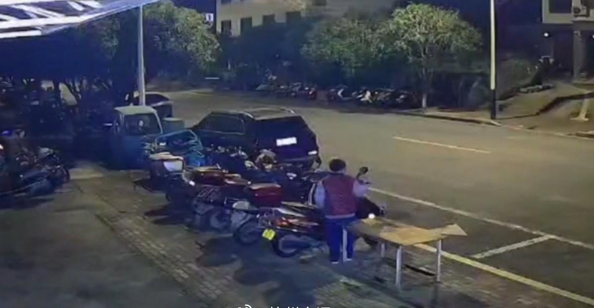 【熊孩子放烟花引燃了三辆摩托车】近日，杭州淳安县消防救援大队指挥中心接到报警，新