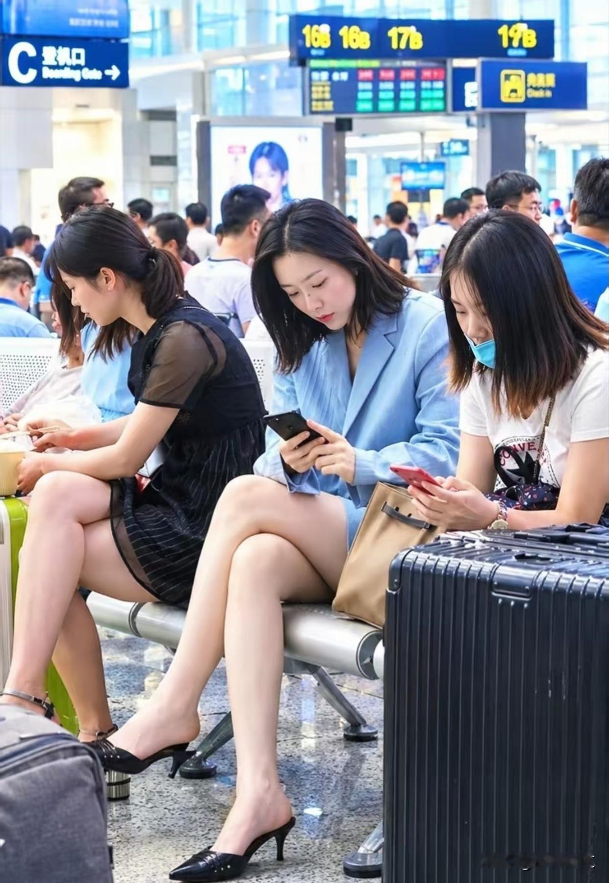 她太美太出众了。
我知道拍她是我不对，
当她发现我拍她，她竟然对我微笑耶🥰。