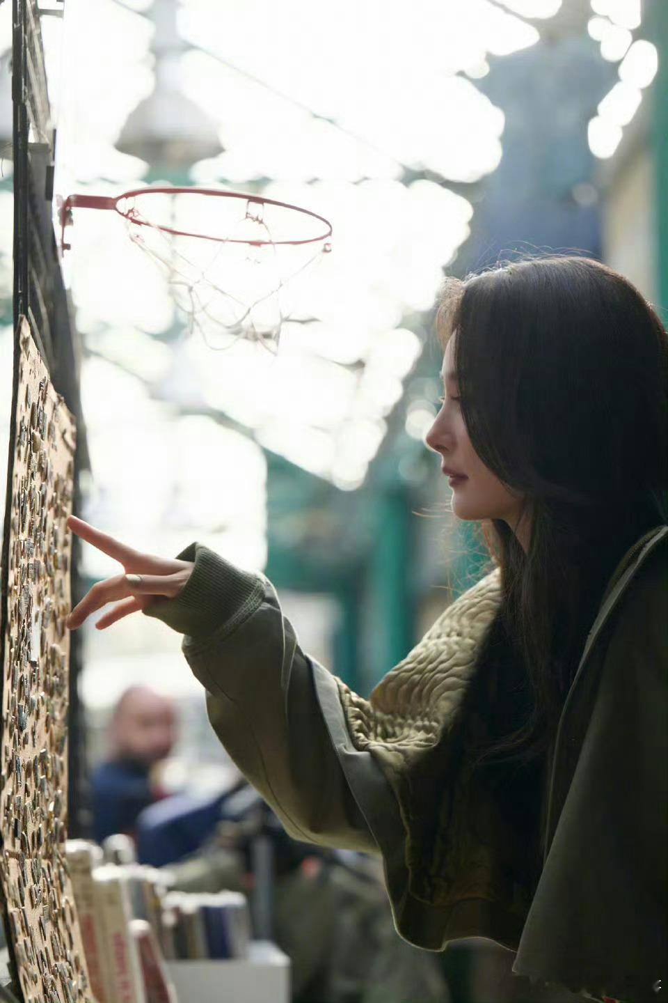 杨幂巴黎时装周造型预告！ ​​​好美[舔屏] ​​​