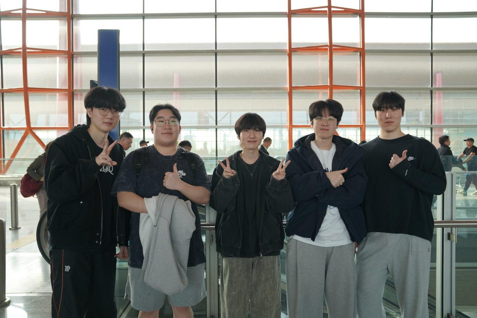 HLE官推发布 五小华机场合影[期待]Ready to take off to 