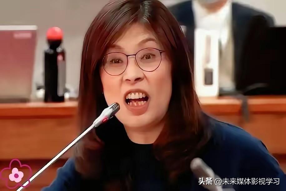 刚踏上旧金山的地面，迎接她的不是闪光灯，而是一片无声的冷清。那一瞬间她才算活明白