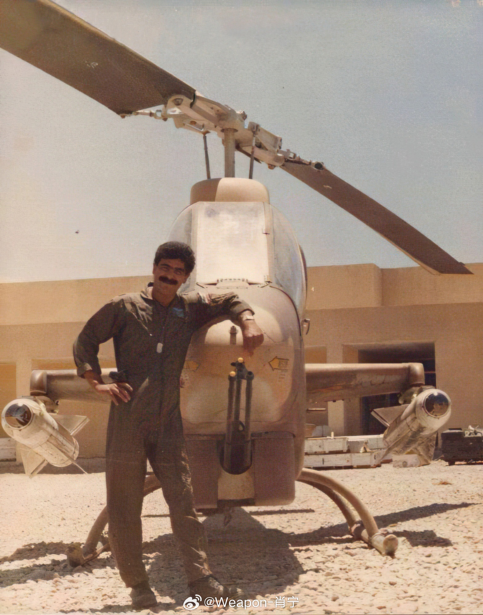 #照片中的历史[超话]# 伊朗武装直升机射手纳西尔·拉德法尔站在AH-1J攻击直