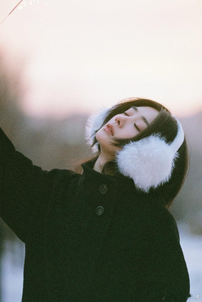 王影璐冬日电影感 哇哦！王影璐往雪地里一站，冬日氛围感直接拉满。那纯净的脸，清冷