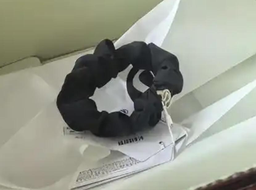 一个普通的发圈竟然被炒到999元一个，而这样近千元的发圈你会买吗？
最近一个lu