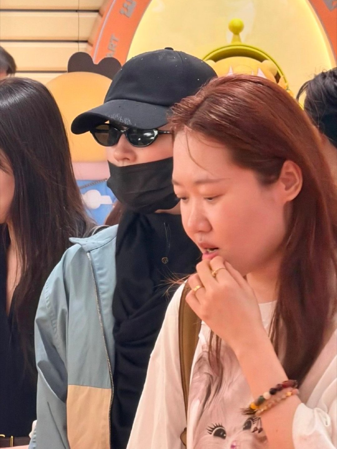 我看刘亦菲就这样姨母笑刘亦菲在曼谷被偶遇刘亦菲在曼谷被偶遇  羡慕的泪水流下来了