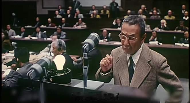中国末代皇帝溥仪步入东京审判席，成为击溃日方法律防线的关键王牌！面对日本律师的恐吓威胁，溥仪沉着冷静