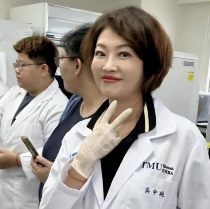 56岁女主持人因患癌症去世！昏迷3天，家人含泪拔管送最后一程
这年头谁能想到，一