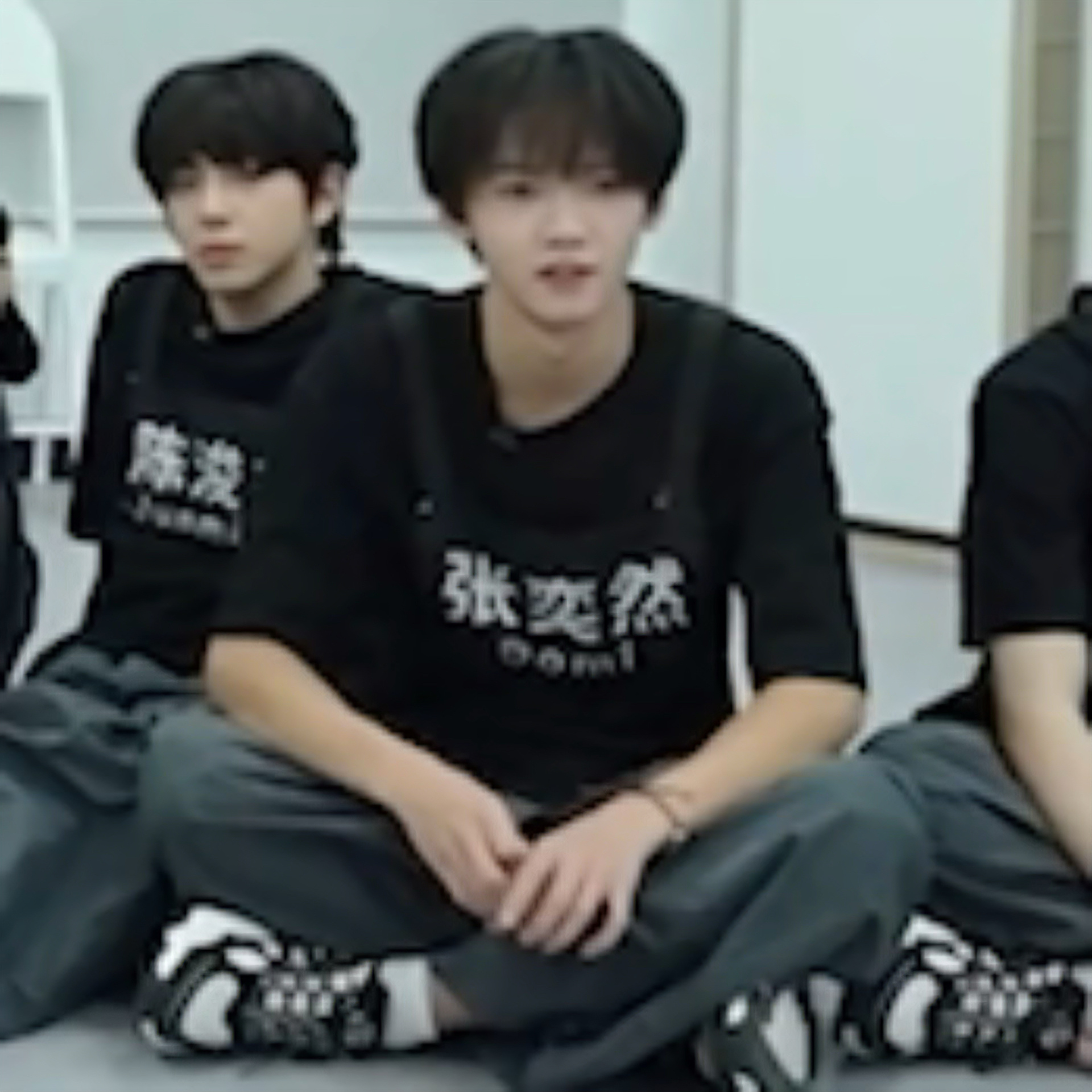 模糊的画质里在乖乖点头微笑的男孩你很萌 