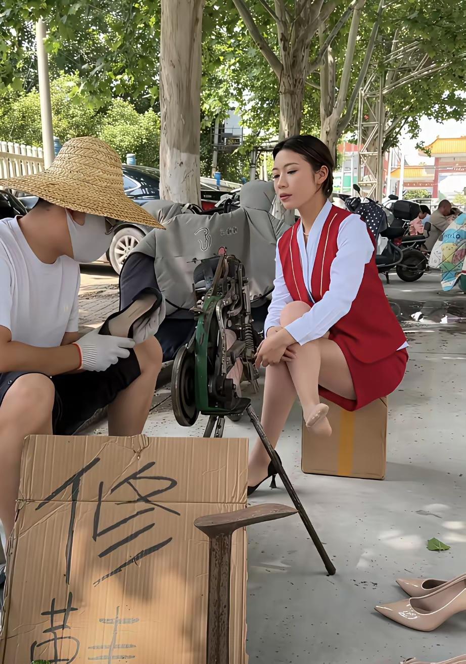 依我看，一个城市，也只能找到两三处的补鞋摊档了。是时代在变了，人们的物质生活过得