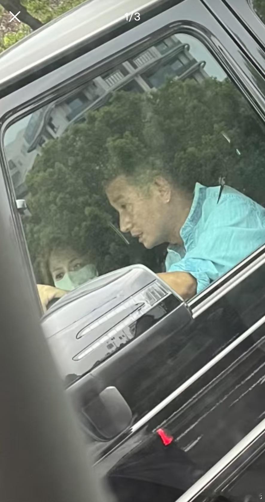 文章开车载美女文章开车载女友人 网友在路上偶遇文章开车，定睛一看，副驾驶还有一位
