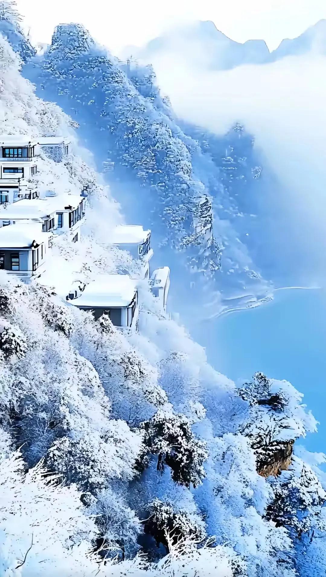 上联：？？？
下联：飞雪漫狂树冰花。