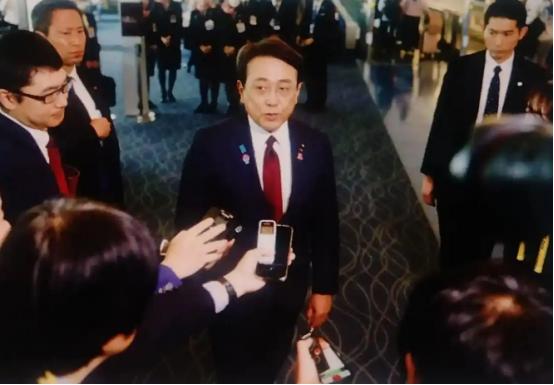 太嚣张！日本高官赤泽亮正闯苏州APEC会场，踩中国土地当众撒野，蛮横要求松绑稀土