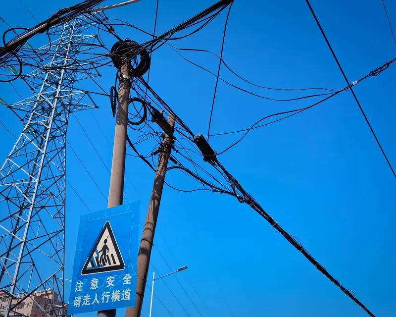 汕头潮南区井都镇一男子驾驶二轮摩托车行经国道228井田路段时意外撞上电线杆，头部