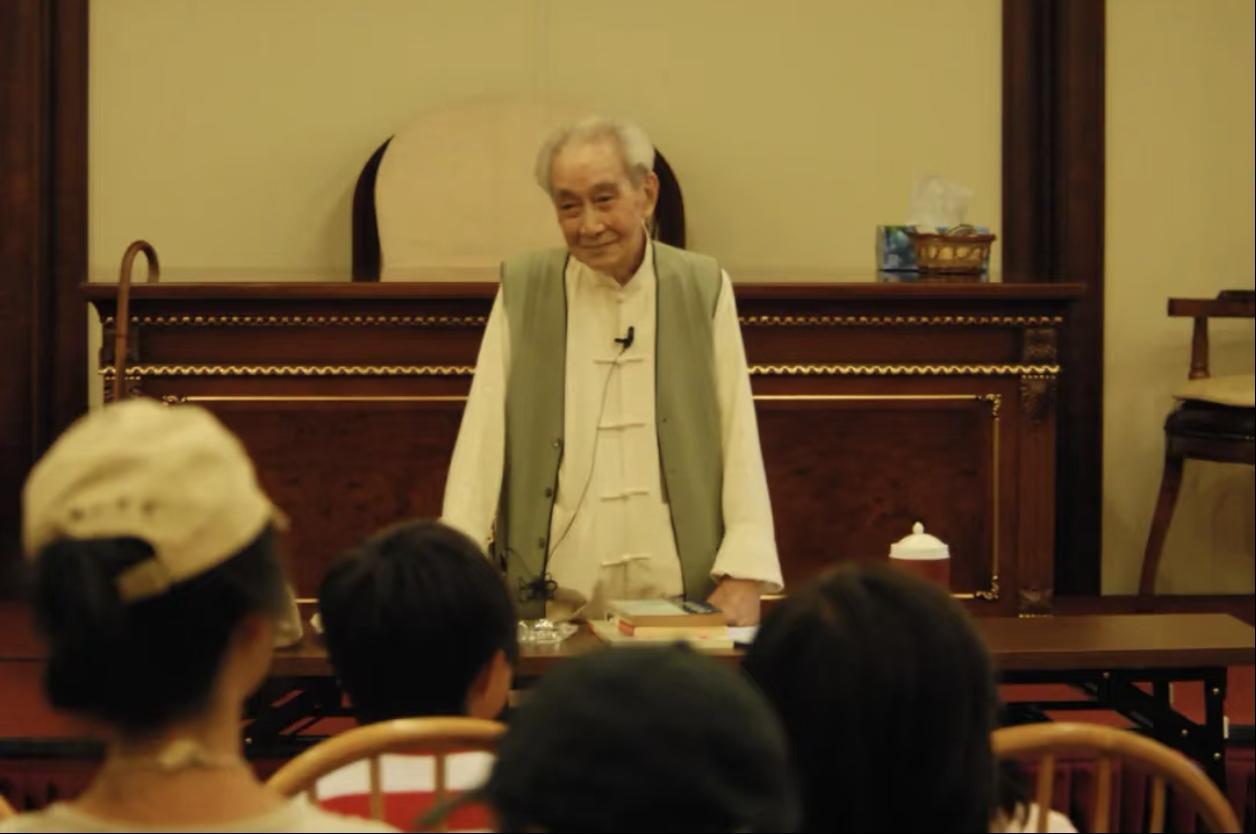 人最大的烦恼，就是自己做不了自己的主，念头乱跑，心跟着外境转，一天到晚被情绪牵着