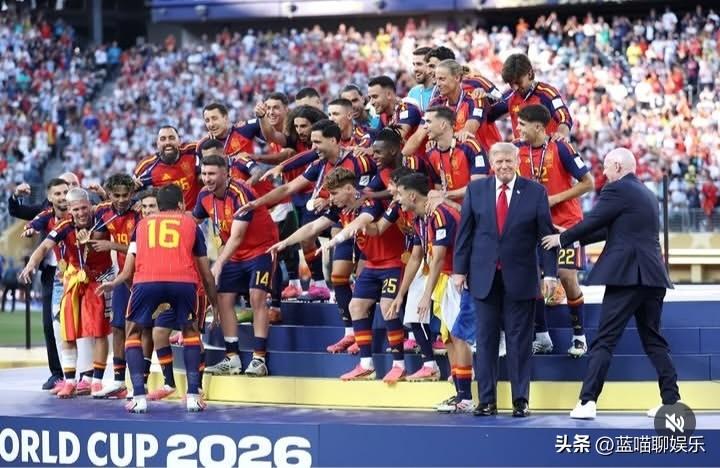 特朗普和因凡蒂诺一起颁发大力神杯后，他仍留在领奖台上参加西班牙队的捧杯时刻，因凡