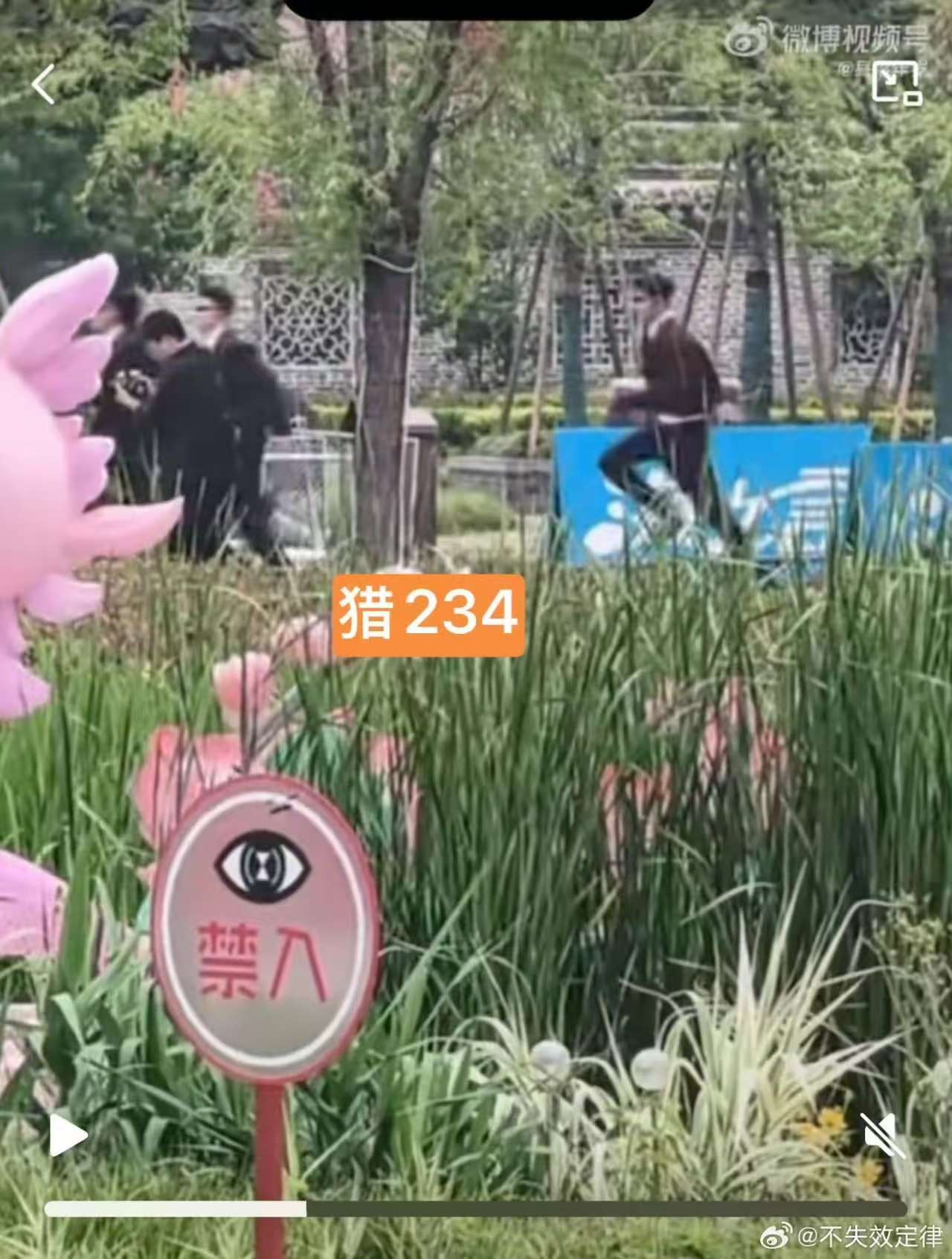 张极又被抓了张极被四个猎人追哈哈哈哈哈哈张极怎么又被抓了，被四个猎人追也太惨了吧