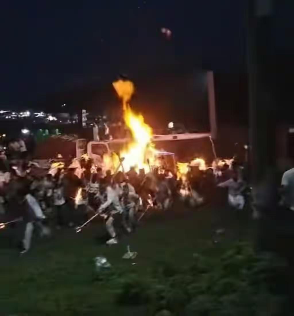 过节再热闹，安全永远是底线。

8月6日，云南曲靖，晚上村民举办火把节，大家在用