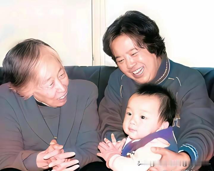 重温2004年底拍摄于北京王光美寓所的珍贵影像。
彼时邵华携家人前来拜访，83岁