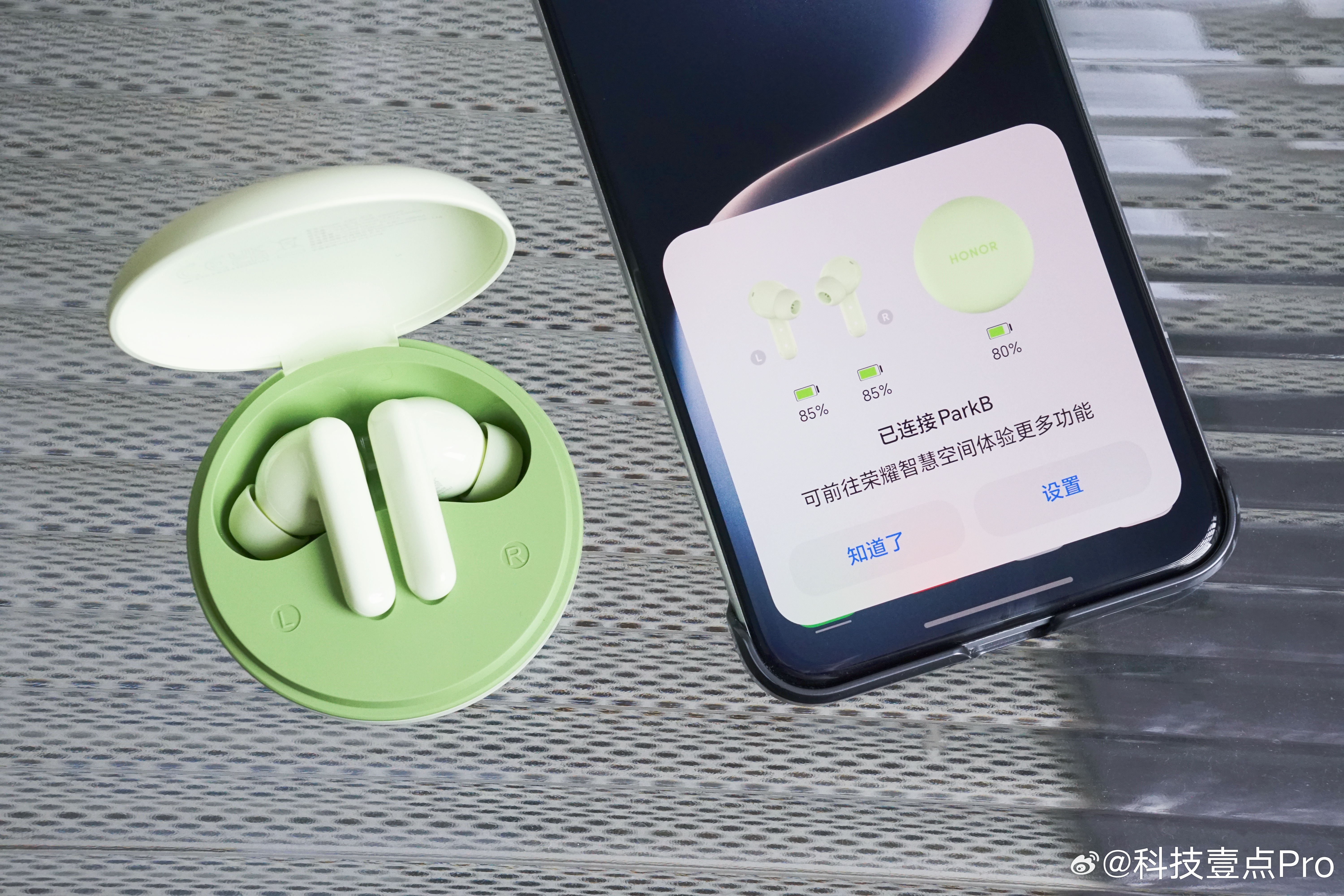 有线耳机爆火原因是不是因为一些潮流穿搭与有线耳机搭配才火起来了不过这都是一时的，