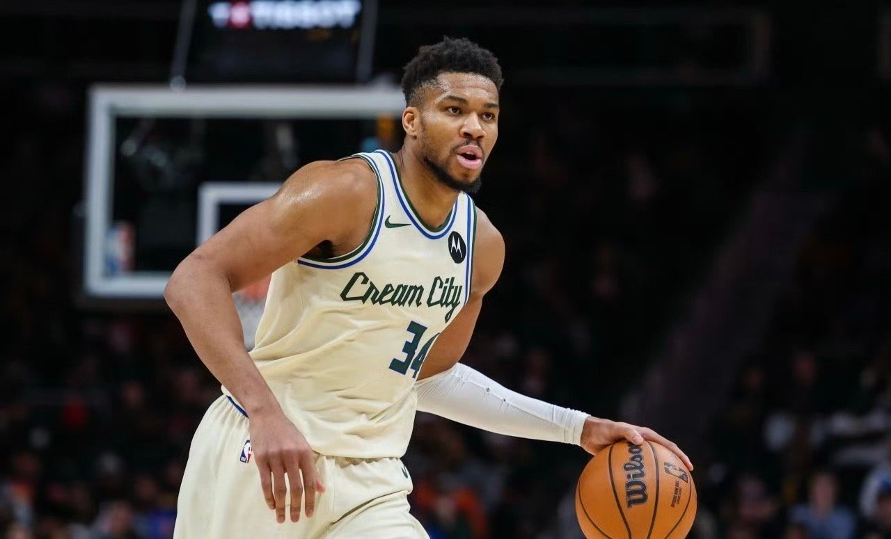 NBA内部人士透露：字母哥不想和需要大量持球的后卫搭档。“还有消息人士称，字母哥