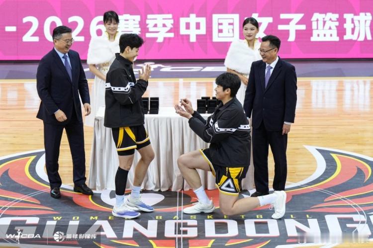 女篮颁奖像求婚杨舒予，戒指被吐槽不是，东莞女篮一家独大更寂寞


联赛揭幕战都只