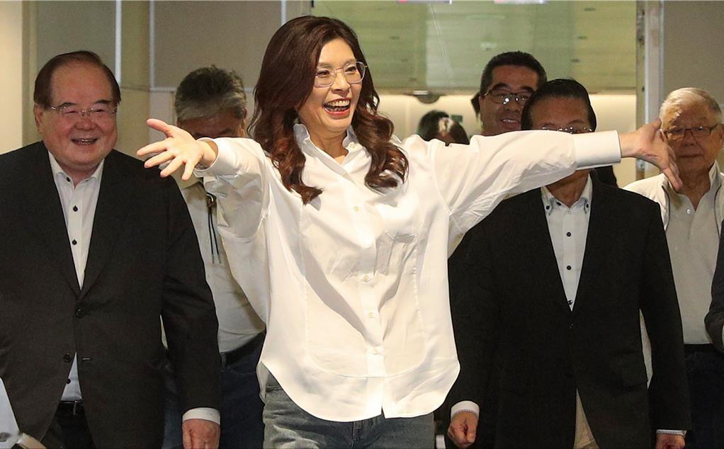 郑丽文离京返台，国民党“敲锣打鼓”般接机，和出发时的情况完全不一样

4月12日