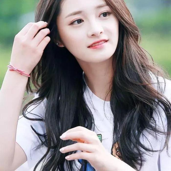 清新自然的少女，阳光下的美好时光。少女感笑容 少女的笑容 自然清新美少女 阳光白