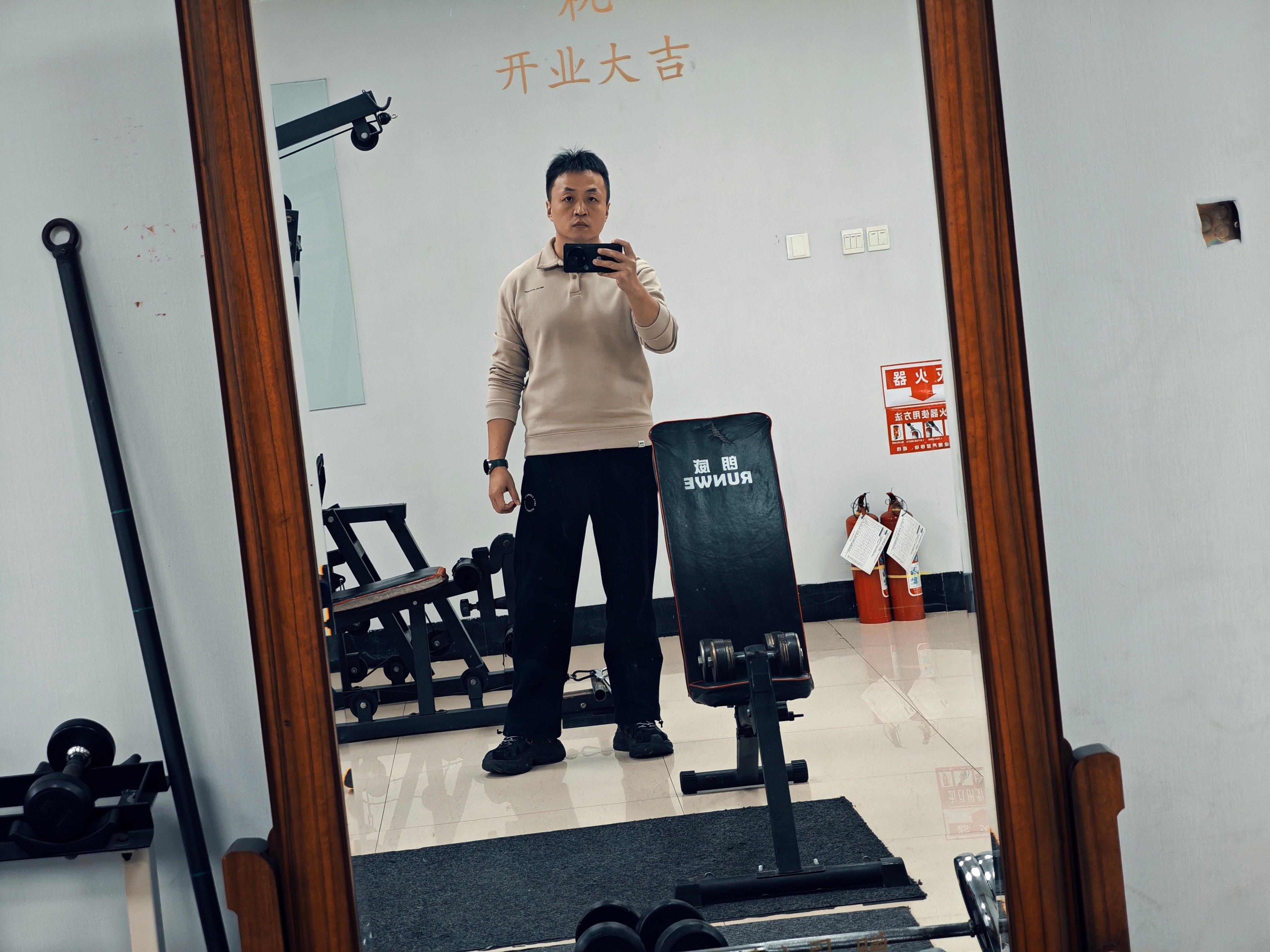 冬天很久没看肌肉线条了，感觉维度又大了一些，没充血的情况下也有点痕迹了。健身打卡