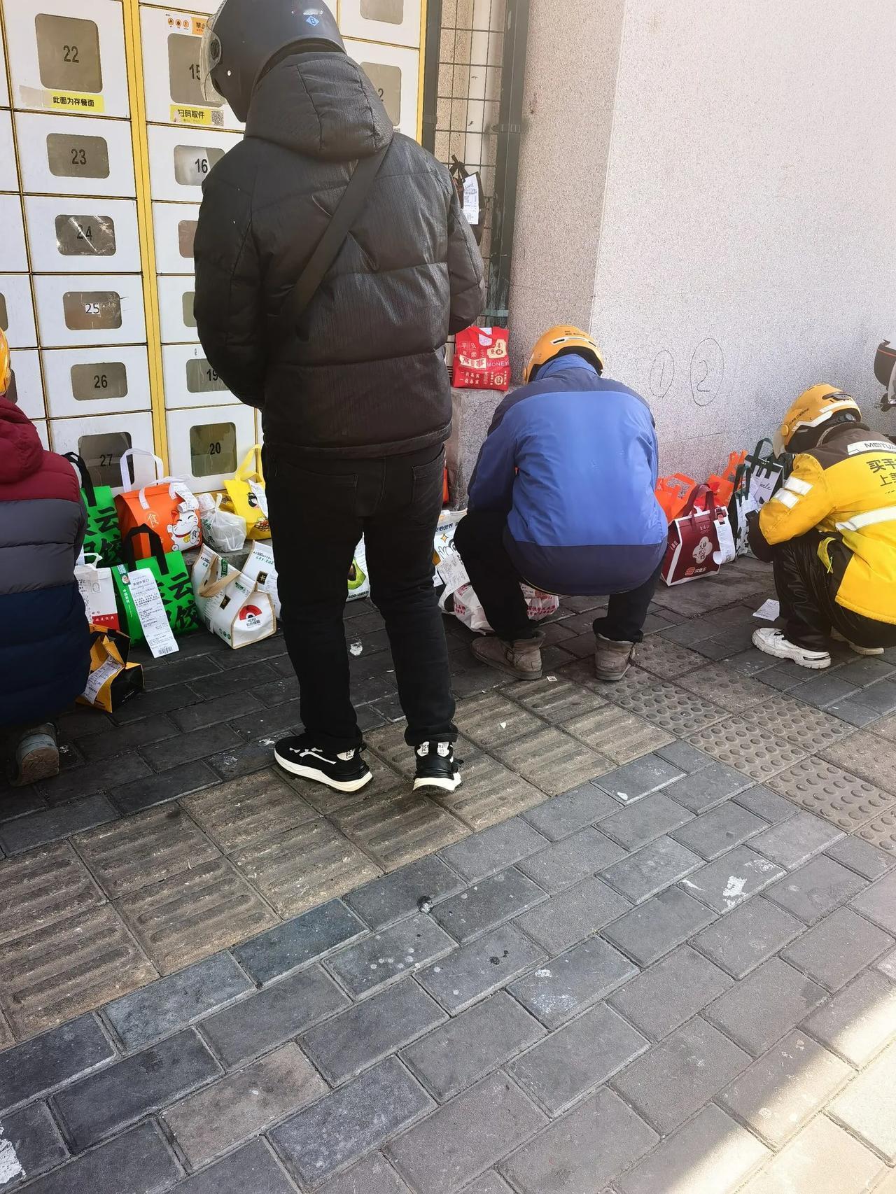 与同行的老师热议，首先是生活水平提高，学生选择的饮食范围不限于食堂。其次是学校食