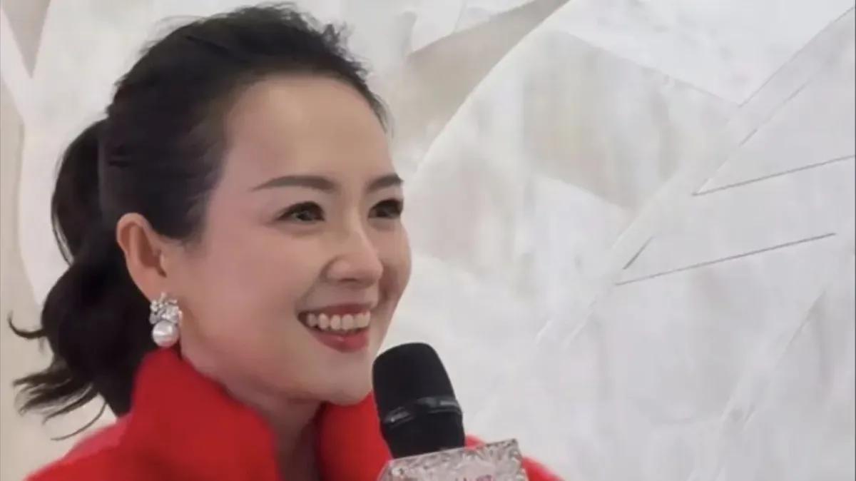 章子怡以一袭绚烂红衣惊艳亮相某活动现场，其状态之佳，令人赞叹不已。她身着的那抹鲜
