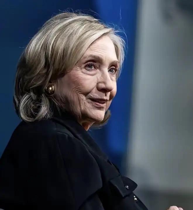 ​美国前国务卿希拉里的观点很犀利，引起了所有人的关注。这时候，她指出特朗普的行为