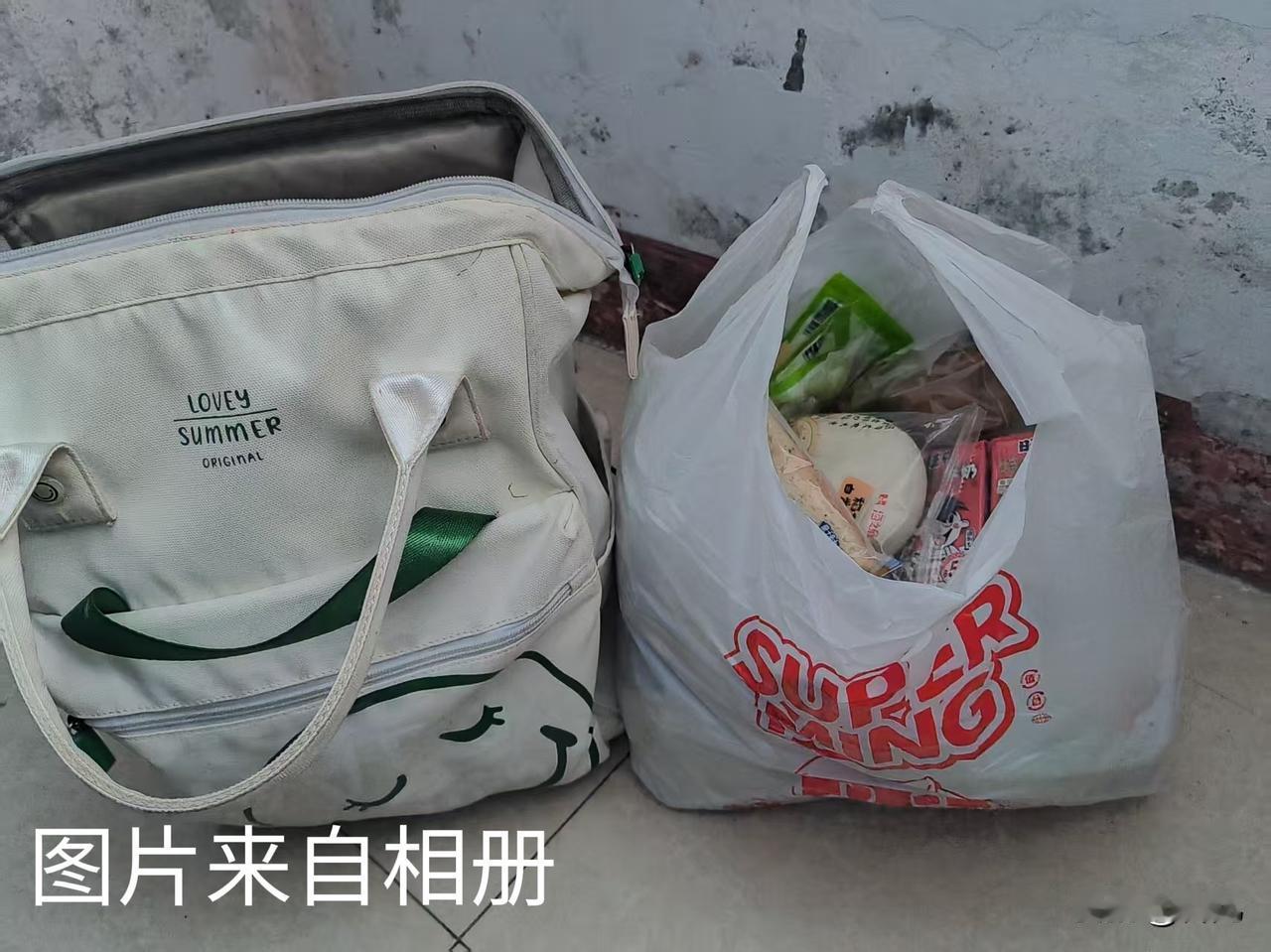 学生宿舍里的零食太多太满。
   周一政教处带班主任查初中宿舍，宿管规则同学们基